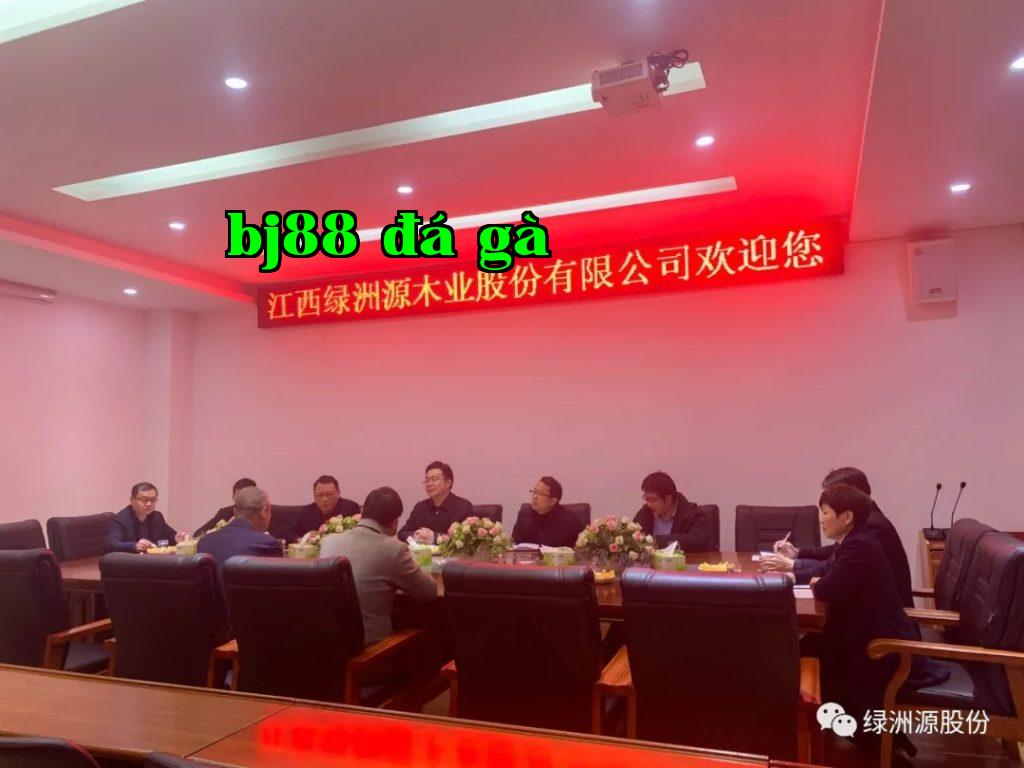 Bí thư Đảng ủy, Giám đốc Sở Dịch vụ Tài chính địa phương và các đồng sự đã đến thăm và chỉ đạo công việc của chúng tôi.